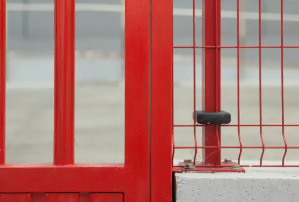 contáctanos en Taller de puertas metálicas en Alicante